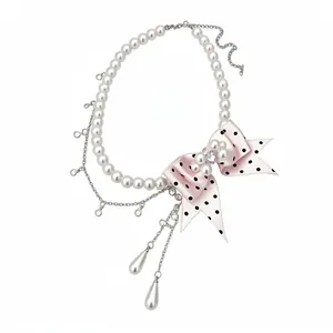 Elegante collana di perle con fiocco in nastro rosa a pois e ciondoli a catena d'argento