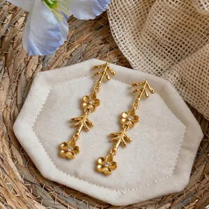 Orecchini a nappa floreali dorati vintage con strass brillanti e perni in argento