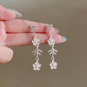 Orecchini pendenti vintage in argento con nappa a fiore e design elegante per donna