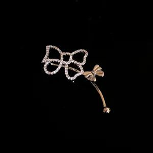 Vista dettagliata di un ear cuff a fiocco con brillanti pietre di zirconia cubica