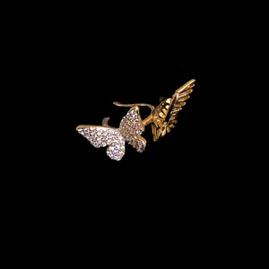 Vista macro dettagliata di un elegante ear cuff a farfalla con lucenti pietre di zircone.