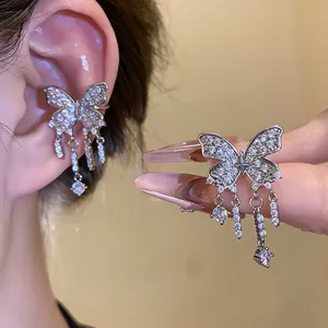 Primo piano di elegante ear cuff a farfalla in argento con nappe in zircone scintillante