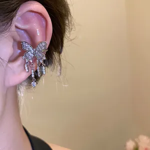 Dettaglio di uno splendido ear cuff a farfalla in zircone con nappe scintillanti