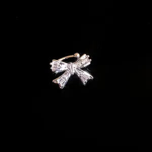 Dettaglio dell'orecchino a clip a fiocco in zircone con elegante finitura argento