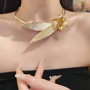 Vintage Gold Alloy Flower Leaf Splicing Necklace For Women Elegant Fashion Simple Clavicle Chain Light Luxury Neck Jewelry Gift