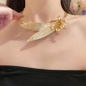 Elegant vintage gold-plated metal choker necklace featuring detailed flower and leaf motifs