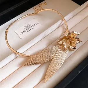 Vintage golden metallic flower and leaf statement choker necklace for elegant women