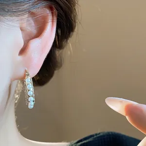 Elegante 14k vergoldete Creolen mit weißen Perlen und funkelnden Zirkonia für Damen