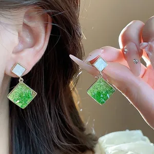 Elegante 14k vergoldete quadratische Tropfenohrringe mit grünem Glaseinsatz für Damen