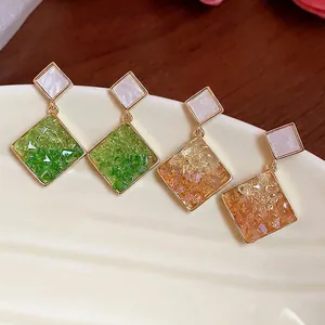 Elegante, 14 Karat vergoldete Rauten-Ohrringe mit grünen und bernsteinfarbenen Details