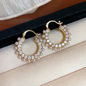 Detailansicht von 14k vergoldeten Creolen mit Zirkonia und Mini-Perlenbesatz