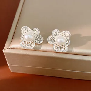 Elegante Silberohrstecker in Blumenform mit Perle und Zirkonia für einen edlen Look