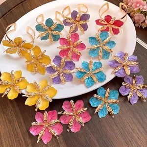 Ensemble de Bijoux Fleur Plissée en Émail Métallique pour Femmes Style Vacances Boucles d'Oreilles Clous avec Tige en Acier Bague Réglable Bracelet Ouvert Accessoires de Mode