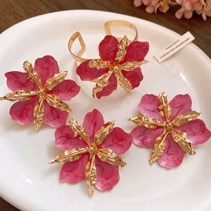 Élégant ensemble de boucles d'oreilles et bracelet fleurs en émail rose style vacances