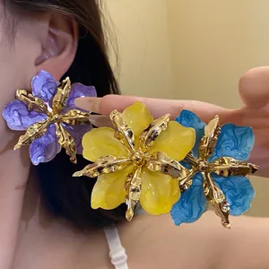 Élégantes grandes boucles d'oreilles fleurs en émail coloré pour le style de vacances