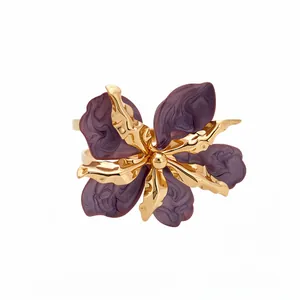 Boucles d'oreilles fleur en métal plissé doré avec finition huile violette élégante.