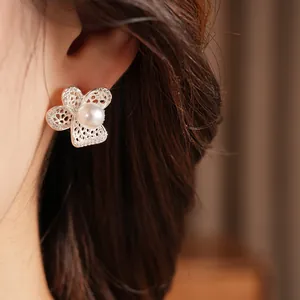 Elegante silberne Blumen-Perlenohrstecker mit filigranem Design und Zirkonia-Steinen.