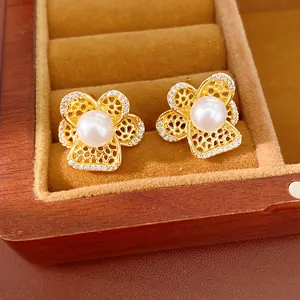 Elegante goldene Hohlblumen-Ohrstecker mit Perlen und feinen Zirkonia-Verzierungen