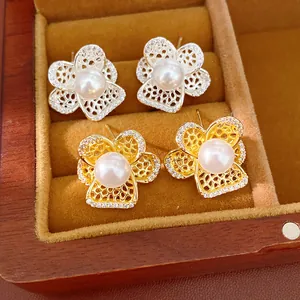 Makroansicht eleganter Hohlblumen-Perlenohrstecker mit Zirkonia in einer Schmuckschatulle
