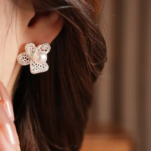 Eleganter silberfarbener hohlgeformter Blumen-Ohrstecker mit Perle und Zirkonia-Akzenten