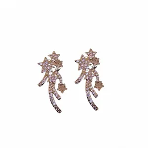 Elegant shooting star earrings with sparkling zircons in a gold-toned finish.