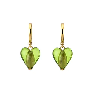 Boucles d'oreilles cœur dorées 24 carats avec verre vert et cœur floral texturé
