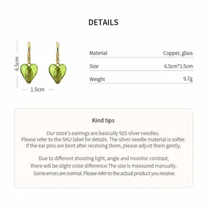 Vue détaillée des boucles d'oreilles cœur dorées 24 carats avec fiches techniques.