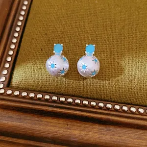 Orecchini a perno in argento spazzolato con motivo a stella in zircone blu