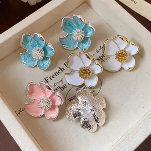 Collection de clips d'oreilles fleurs en émail pastel, bijoux d'été élégants sans perçage
