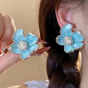 Clips d'oreilles frais fleurs en émail bleu clair avec finition argentée pour oreilles non percées