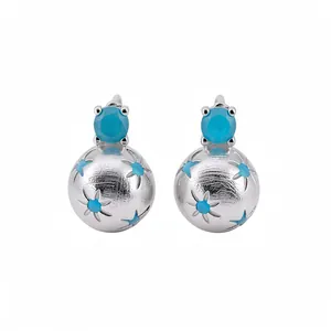 Eleganti orecchini in argento spazzolato con zirconi blu e sfere a motivo stellato.
