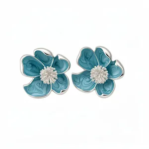 Clips d'oreilles élégants en émail bleu en forme de fleur avec détails argentés pour femme
