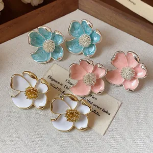 Vue détaillée des boucles d'oreilles fleurs en émail d'été en bleu, rose et blanc design