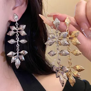 Élégantes boucles d'oreilles pendantes feuilles métalliques en argent et or style vintage