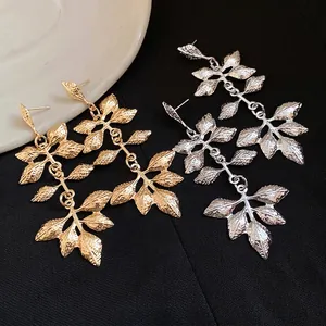 Boucles d'oreilles pendantes feuilles vintage avec texture froissée en or et argent