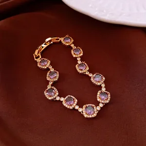 Bracelet élégant plaqué or avec zircons violets carrés et cristaux blancs brillants