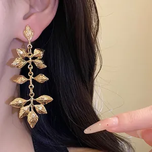 Boucles d'oreilles pendantes vintage en métal doré en forme de feuille pour femme