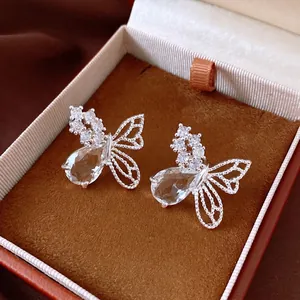 Exquises Boucles d'Oreilles Clous Papillon en Cuivre Avec Zirconia et Tige en Argent Boucles d'Oreilles Ajourées Avec Zirconia en Goutte d'Eau pour Femmes Bijoux de Mode Élégants