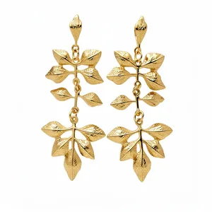 Boucles d'oreilles pendantes en métal doré avec motif de feuilles froissées chic.