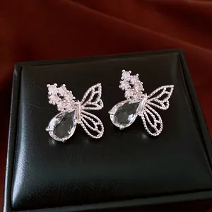 Boucles d'oreilles papillon élégantes avec cristaux de zircon et aiguilles en argent