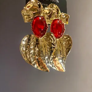 Exaggerated golden heart earrings with red resin stones, stylish light luxury vintage jewelry