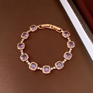 Bracelet luxueux plaqué or avec zircons carrés violets et fermoir à rabat sûr