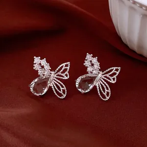 Boucles d'oreilles papillon en argent avec ailes ajourées et zircons étincelants
