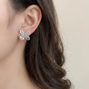 Boucles d'oreilles papillon élégantes avec zircons étincelants et détail pierre goutte
