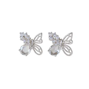 Boucles d'oreilles papillon en argent avec zircon et gouttes en forme de poire.