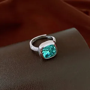 Bague élégante avec zircon vert taille coussin en finition argentée pour femme