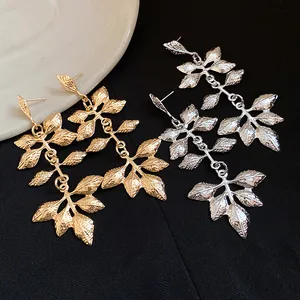 Boucles d'oreilles vintage en forme de feuilles dorées et argentées en métal froissé