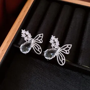 Gros plan détaillé sur d'élégantes boucles d'oreilles papillon en argent avec des zircons
