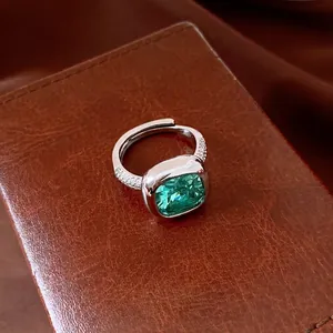 Bague élégante en argent avec un grand zircon vert taille coussin et des pierres pavées