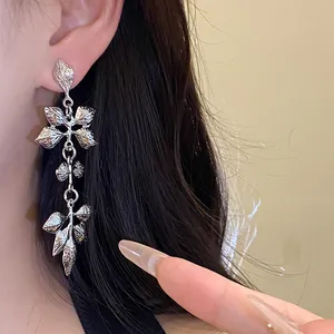 Gros plan détaillé sur des boucles d'oreilles vintage en métal à feuilles d'argent